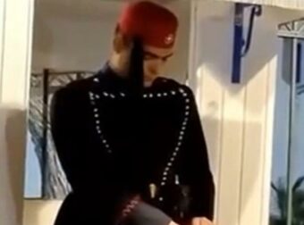 Η συγκινητική στιγμή που οι Εύζωνες υποκλίνονται στον Επιτάφιο – Δείτε το μοναδικό βίντεο!