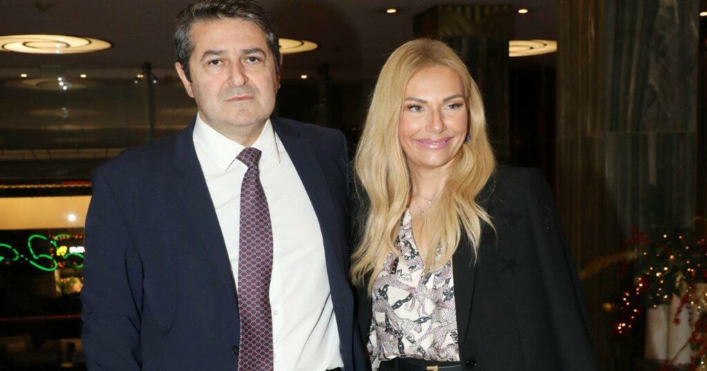 Αγωνία για τον Γιώργο Μυλωνάκη: Ξεκίνησε η αφύπνιση του – Η Τίνα Μεσσαροπούλου παραμένει στο πλευρό του στη ΜΕΘ.