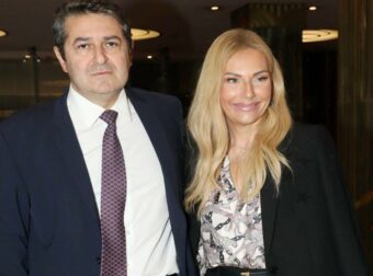 Αγωνία για τον Γιώργο Μυλωνάκη: Ξεκίνησε η αφύπνιση του – Η Τίνα Μεσσαροπούλου παραμένει στο πλευρό του στη ΜΕΘ.