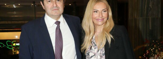 Αγωνία για τον Γιώργο Μυλωνάκη: Ξεκίνησε η αφύπνιση του – Η Τίνα Μεσσαροπούλου παραμένει στο πλευρό του στη ΜΕΘ.