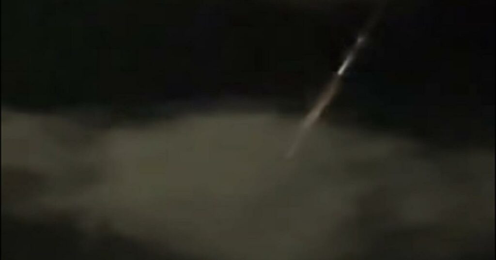 Απίστευτο θέαμα στη Λήμνο: Μυστηριώδη αντικείμενα φλέγονται και κατεβαίνουν από τον ουρανό – Δείτε το αποκλειστικό βίντεο!