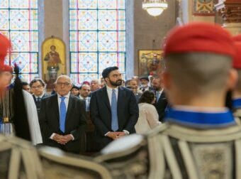 Οργισμένοι οι Τούρκοι: Ο Μαμντάνι καταγγέλλει τις σφαγές των Αρμενίων και παραβρίσκεται σε ελληνορθόδοξη λειτουργία, δηλώνοντας «Ζήτω η Ελλάδα».