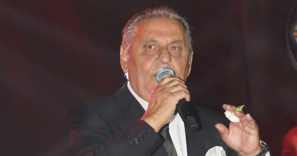 Ανεπανάληπτη στιγμή: Ο Ζαφείρης Μελάς σταματά το live και συγκλονίζει το κοινό – Δείτε τι ακολούθησε (Βίντεο).