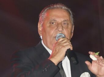 Ανεπανάληπτη στιγμή: Ο Ζαφείρης Μελάς σταματά το live και συγκλονίζει το κοινό – Δείτε τι ακολούθησε (Βίντεο).