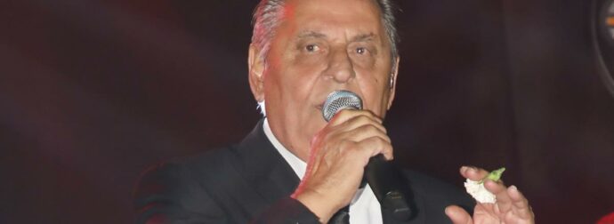 Ανεπανάληπτη στιγμή: Ο Ζαφείρης Μελάς σταματά το live και συγκλονίζει το κοινό – Δείτε τι ακολούθησε (Βίντεο).