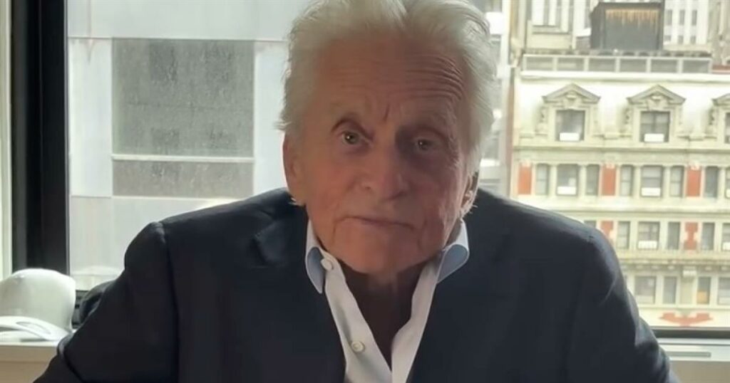 Μάικλ Ντάγκλας: Ο Θρύλος του Χόλιγουντ σε Μια Μεταμόρφωση που Ξάφνιασε – Δείτε το Βίντεο που Συγκλόνισε!