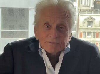 Μάικλ Ντάγκλας: Ο Θρύλος του Χόλιγουντ σε Μια Μεταμόρφωση που Ξάφνιασε – Δείτε το Βίντεο που Συγκλόνισε!