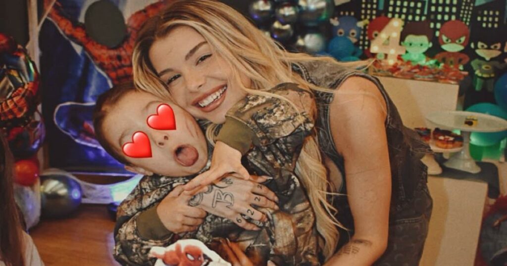 Σύγχρονη Σταχτοπούτα: Γλυκές Στιγμές με τον Μικρό Βασίλη – Ο Γιος της με τον Ricta!