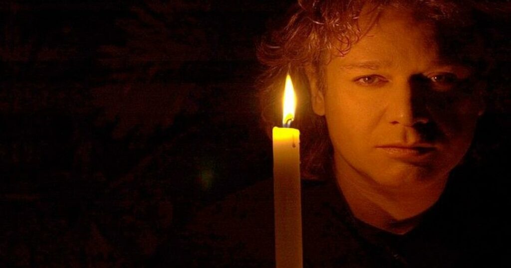 Ανακαλύψτε την Ζωή του Πέτρου Γαϊτάνου: Η Αντιφατική Πορεία του, οι 44 Δίσκοι με Ύμνους και οι Προκλήσεις με την Ομοφυλοφιλία.