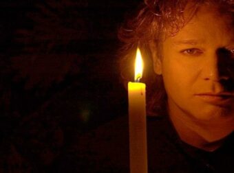 Ανακαλύψτε την Ζωή του Πέτρου Γαϊτάνου: Η Αντιφατική Πορεία του, οι 44 Δίσκοι με Ύμνους και οι Προκλήσεις με την Ομοφυλοφιλία.