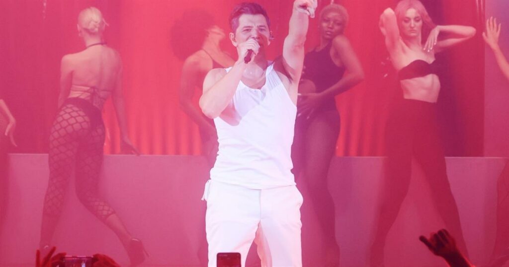 Σάκης Ρουβάς: Μαγική ερμηνεία Καζαντζίδη στη σκηνή – Μην χάσετε το βίντεο!