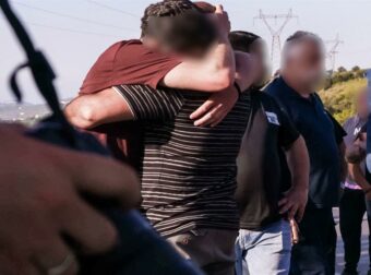 Συγκίνηση στην Κρήτη: Οι συγγενείς της Ελευθερίας Γιακουμάκη αποχαιρετούν με δάκρυα τη σορό της (Φωτογραφικό υλικό)