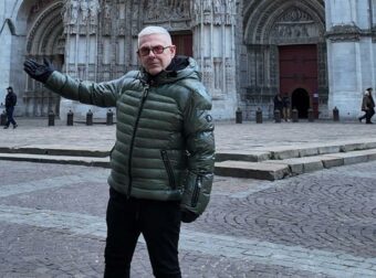 Ο Τάσος Δούσης αποκαλύπτει την υποκρισία του Πάσχα: «Άλλη μια φορά που ο επιτάφιος γίνεται θέατρο…»