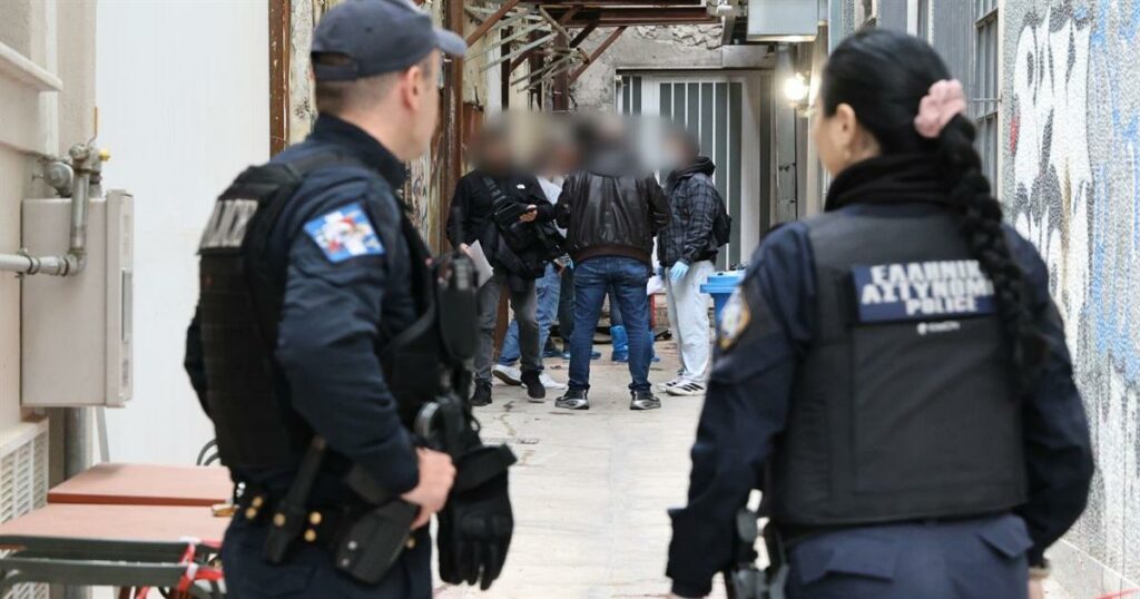 Δραματικές Εξελίξεις στην Καρδιά της Αθήνας: Αποκαλύψεις από Βίντεο Λίγο Πριν την Τραγική Πτώση της 30χρονης – Οι Καταλυτικές Στιγμές Πριν τον Θάνατο.