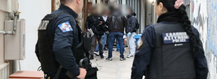 Δραματικές Εξελίξεις στην Καρδιά της Αθήνας: Αποκαλύψεις από Βίντεο Λίγο Πριν την Τραγική Πτώση της 30χρονης – Οι Καταλυτικές Στιγμές Πριν τον Θάνατο.