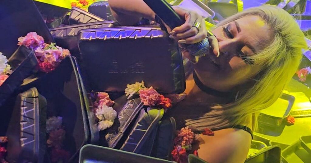 “Απίστευτο σκηνικό: Τραγουδίστρια καλυμμένη με θαλάσσια λουλούδια – Δείτε το βίντεο που κάνει τον γύρο του διαδικτύου!”