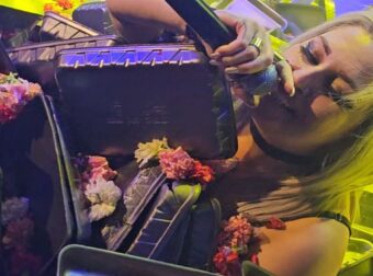 “Απίστευτο σκηνικό: Τραγουδίστρια καλυμμένη με θαλάσσια λουλούδια – Δείτε το βίντεο που κάνει τον γύρο του διαδικτύου!”