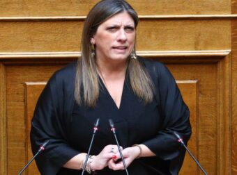 Η Ζωή Κωνσταντοπούλου κατέγραψε τους αστυνομικούς στη δίκη των Τεμπών – Η επίμονη ερώτηση που τους προκάλεσε ένταση.