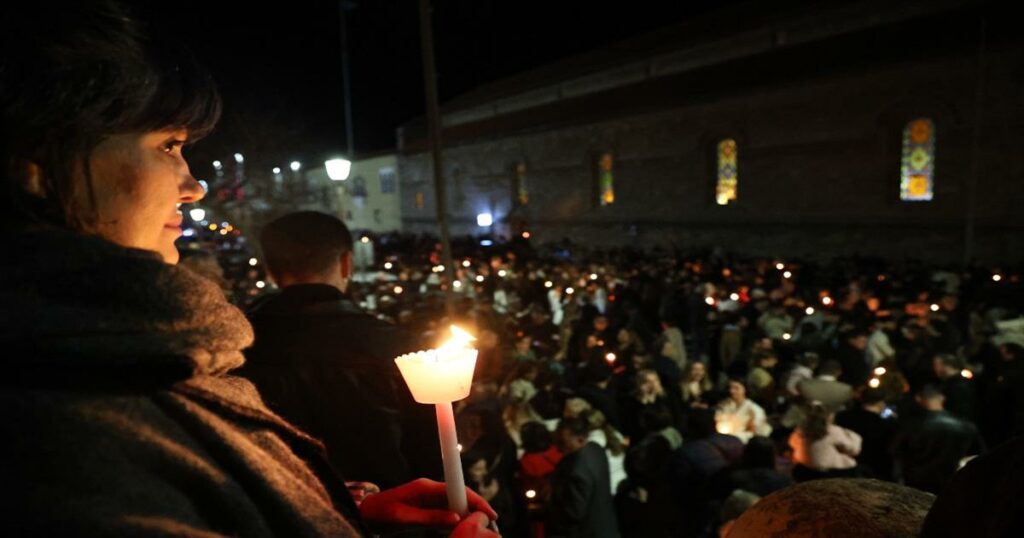 Σοκ σε εκκλησία: Ιερέας αρνείται να μοιράσει το Άγιο Φως – Δείτε τι ακολούθησε (Βίντεο)