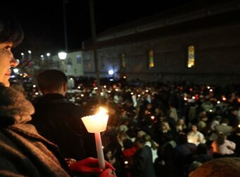 Σοκ σε εκκλησία: Ιερέας αρνείται να μοιράσει το Άγιο Φως – Δείτε τι ακολούθησε (Βίντεο)