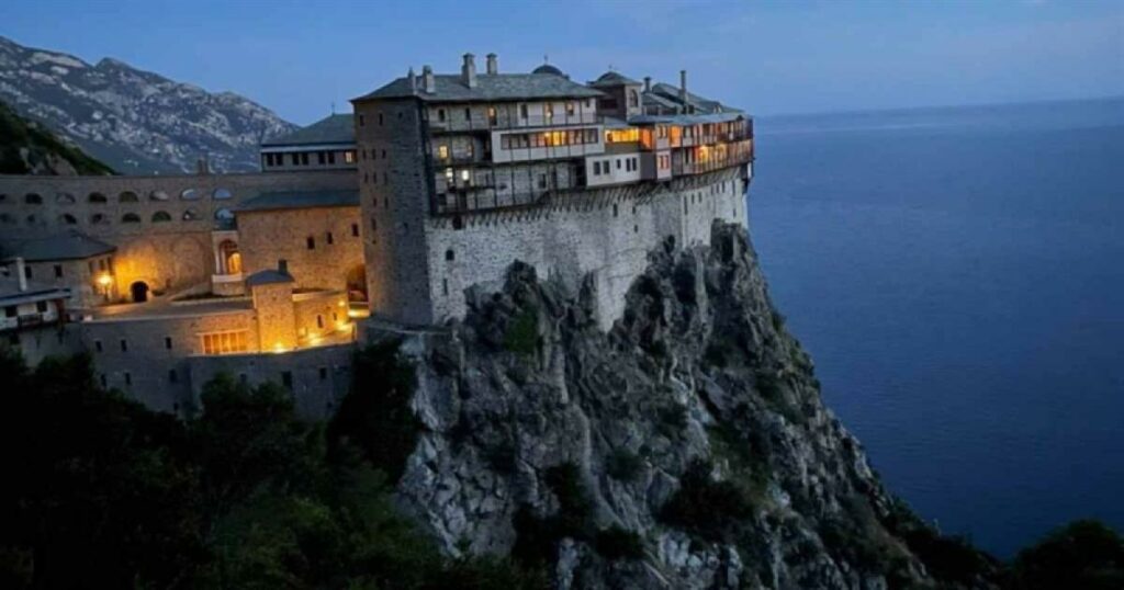 Ανακαλύψτε 5 άγνωστα ιερά κειμήλια του Αγίου Όρους που μας εκπλήσσουν.