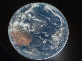 Αποκαλυπτική πρώτη ματιά της Γης από το σεληνιακό ταξίδι του Artemis II – Αστροναύτες: «Δεν μπορούμε να ξεκολλήσουμε από το παράθυρο».