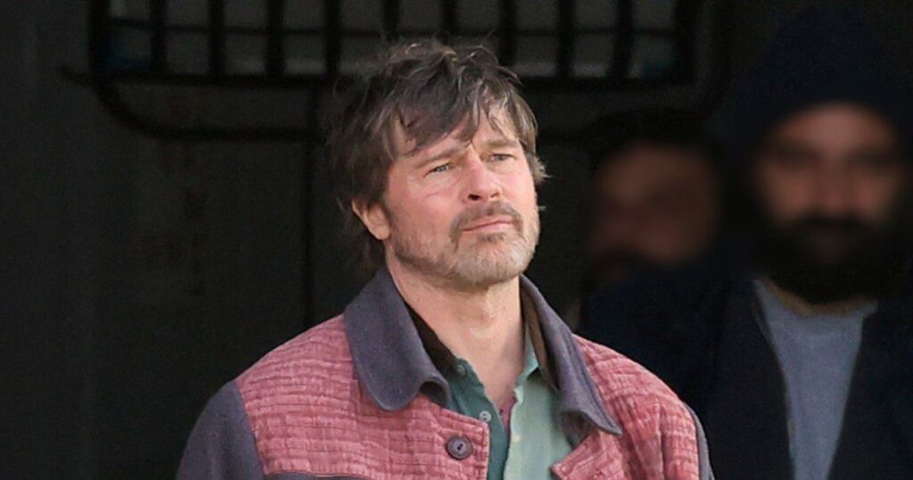 Σοκαριστική αποκάλυψη: Ο Μπραντ Πιτ αγνοεί το μπάνιο! Η κομμώτρια του στην Ύδρα αποκαλύπτει το μυστικό του.