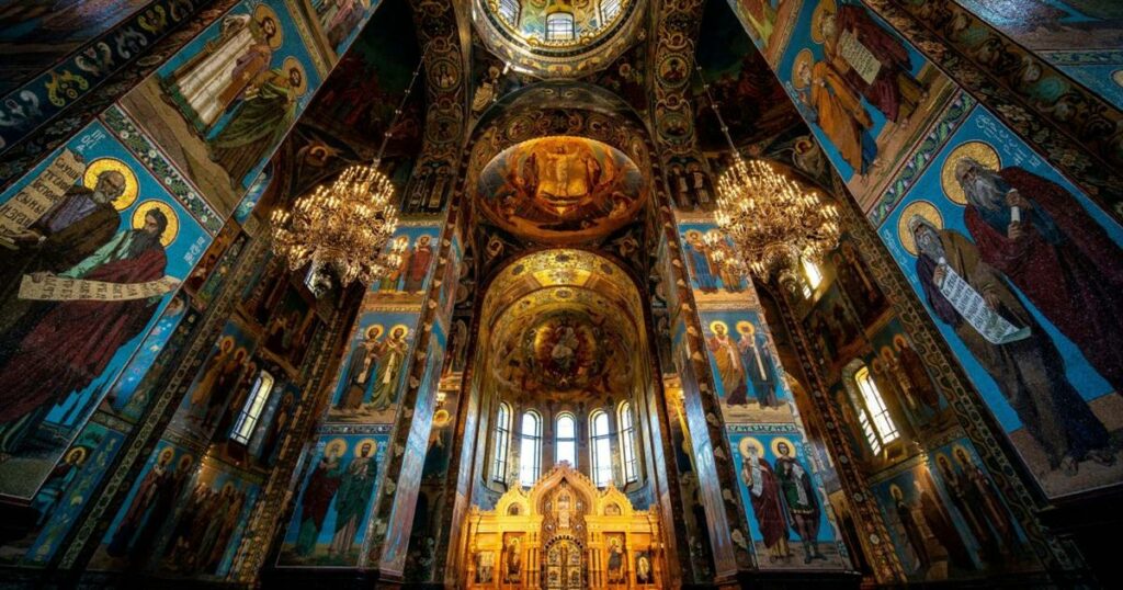 Γνωστή Ελληνίδα influencer προκαλεί σάλο με την εμφάνισή της σε ναό – Η Εκκλησία αντιδρά έντονα!