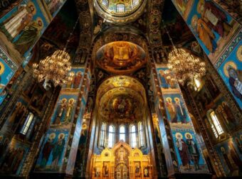 Γνωστή Ελληνίδα influencer προκαλεί σάλο με την εμφάνισή της σε ναό – Η Εκκλησία αντιδρά έντονα!