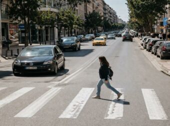 Τα 8 χαρακτηριστικά προσωπικότητας όσων χαιρετούν τους οδηγούς που τους δίνουν προτεραιότητα.