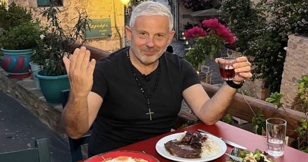 Τάσος Δούσης: Αποκαλύπτει τους 24 Χρυσούς Κανόνες για Άψογη Συμπεριφορά στο Πασχαλινό Τραπέζι!