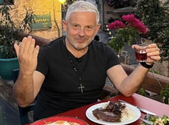 Τάσος Δούσης: Αποκαλύπτει τους 24 Χρυσούς Κανόνες για Άψογη Συμπεριφορά στο Πασχαλινό Τραπέζι!