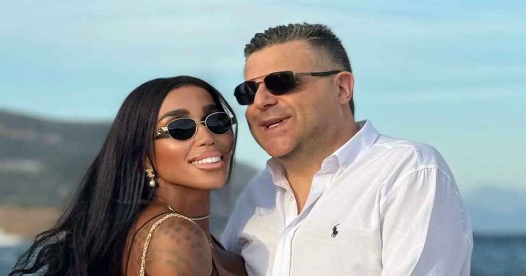 «Ελίζαμπεθ Ελέτσι: Εκθαμβωτική φωτογραφία με φουσκωμένη κοιλιά λίγο μετά την ανακοίνωση της εγκυμοσύνης της!»