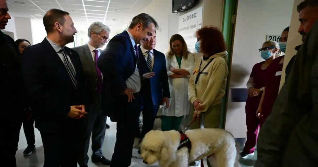 Πρωθυπουργός Κυριάκος Μητσοτάκης: Η συγκινητική συνάντηση με σκύλο θεραπείας στο νοσοκομείο «Μεταξά».