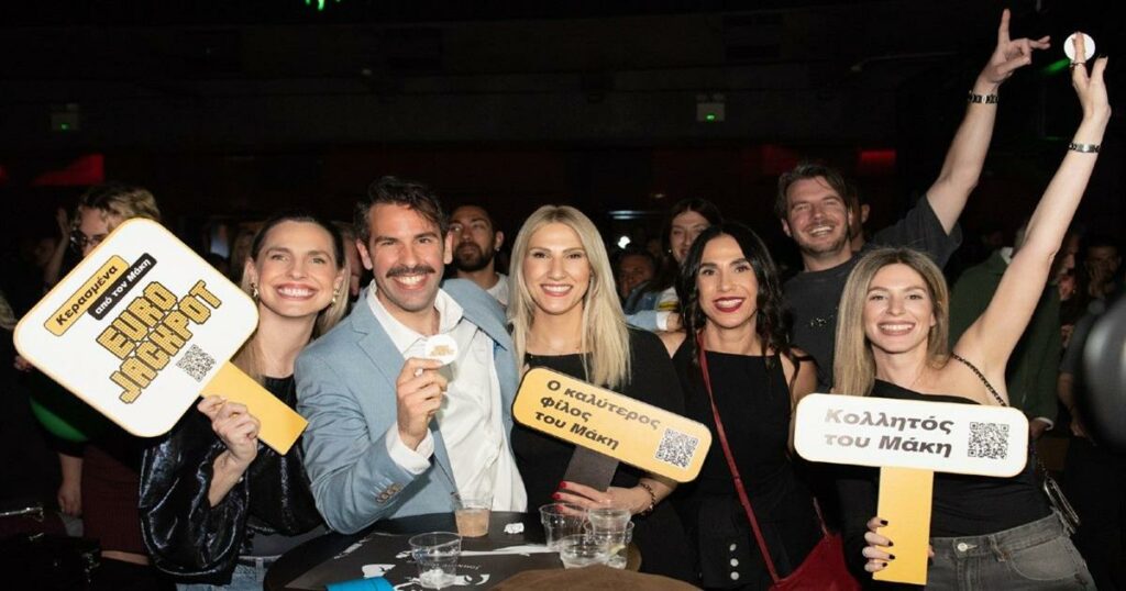 Ο Μάκης, ο θριαμβευτής του Eurojackpot, συνεχίζει τους εορτασμούς – Κέρασε όλο το Fuzz Club σε βραδιά γεμάτη κέφι και χαμόγελα (vid).