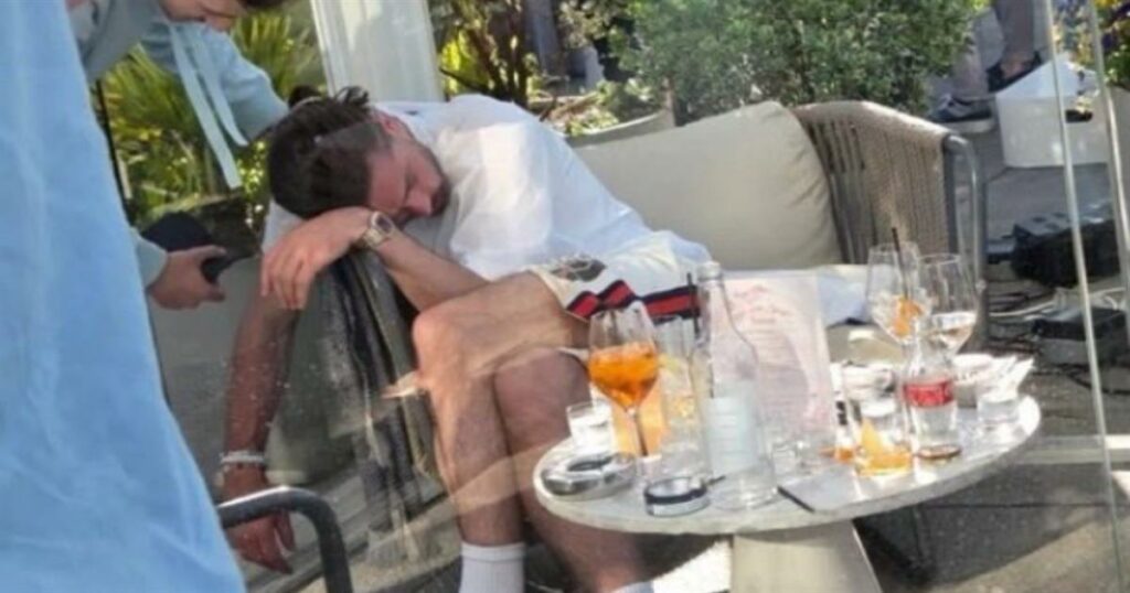 Γνωστός ποδοσφαιριστής σε απίστευτες στιγμές: Αποκοιμήθηκε μεθυσμένος σε καρέκλα νυχτερινού μαγαζιού!