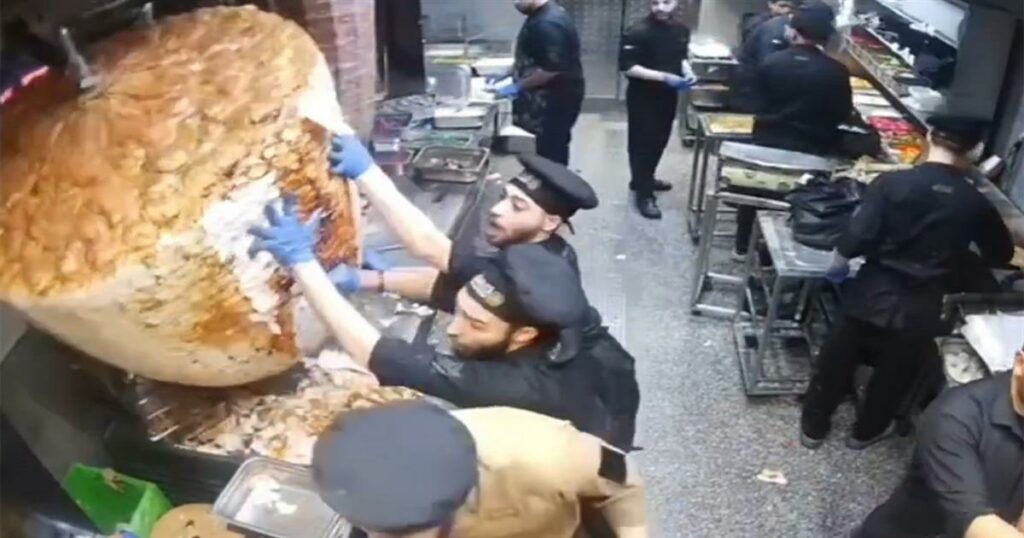 Σοκαριστικό περιστατικό: Γιγάντιος γύρος απειλεί τη ζωή σουβλατζήδων (βίντεο)