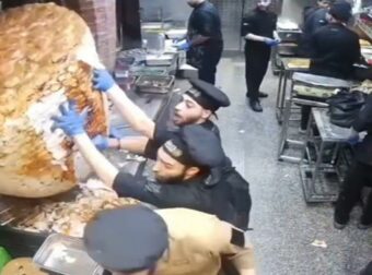 Σοκαριστικό περιστατικό: Γιγάντιος γύρος απειλεί τη ζωή σουβλατζήδων (βίντεο)