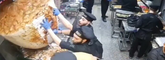 Σοκαριστικό περιστατικό: Γιγάντιος γύρος απειλεί τη ζωή σουβλατζήδων (βίντεο)