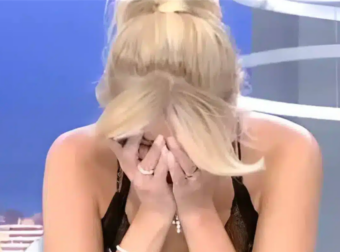 Με νεανική εμφάνιση και στυλ που ξεχωρίζει: Η μεταμόρφωση της Φαίης Σκορδά στην πρώτη της τηλεοπτική εμφάνιση.