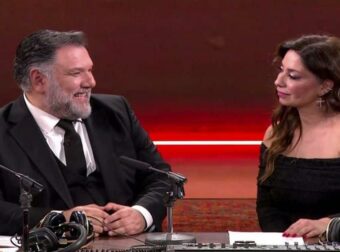 «Γρηγόρης Αρναούτογλου: Η Σπάνια Εμφάνιση της Νάνσυς Αντωνίου και η Αποκάλυψη για τον Σύντροφό της στο ‘Moments’»