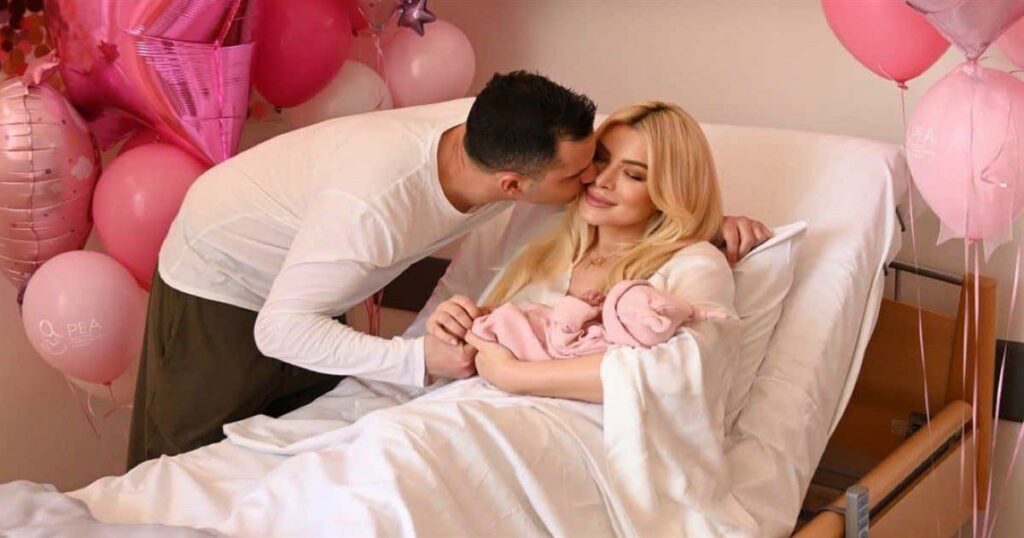 Κατερίνα Καινούργιου: Συγκινητικές στιγμές με το νεογέννητο και τον Παναγιώτη Κουτσουμπή – «Δάκρυα χαράς μας πλημμυρίζουν»