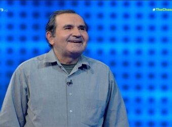 Συγκίνηση στο The Chase: Παίκτης αποκαλύπτει την παιδική του ηλικία σε ιδρύματα – Η συγκινητική απάντηση της Μπεκατώρου, «Είσαι υπέροχος»!