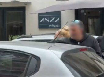 Ιωάννα Τούνη: Ελεύθερη και πάλι – Αποκλειστικό βίντεο από τη στιγμή που βγαίνει από το αστυνομικό τμήμα!