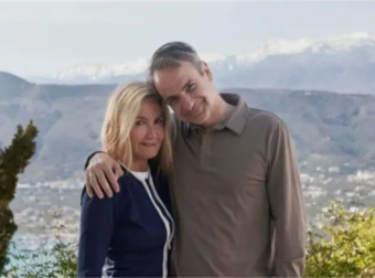 Kυριάκος Μητσοτάκης: Μια συγκινητική στιγμή με τη Μαρέβα στα Χανιά και οι θερμές ευχές του Πάσχα.