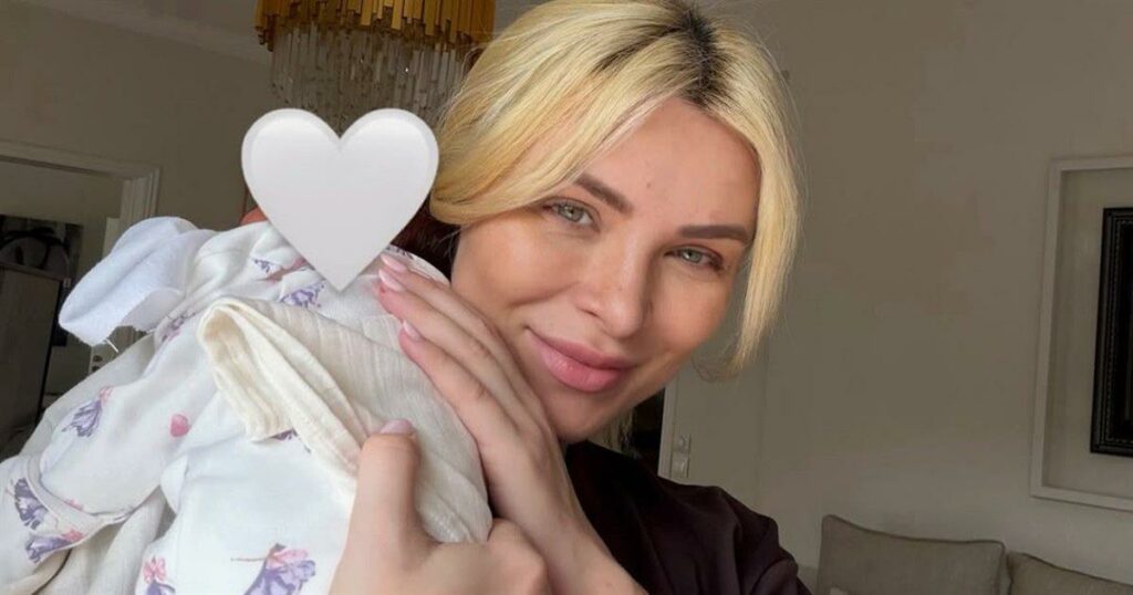 Κατερίνα Καινούργιου: Πάρτε μια ματιά στη μαγευτική γκαρνταρόμπα της κόρης της για πρώτη φορά (Φωτογραφία)