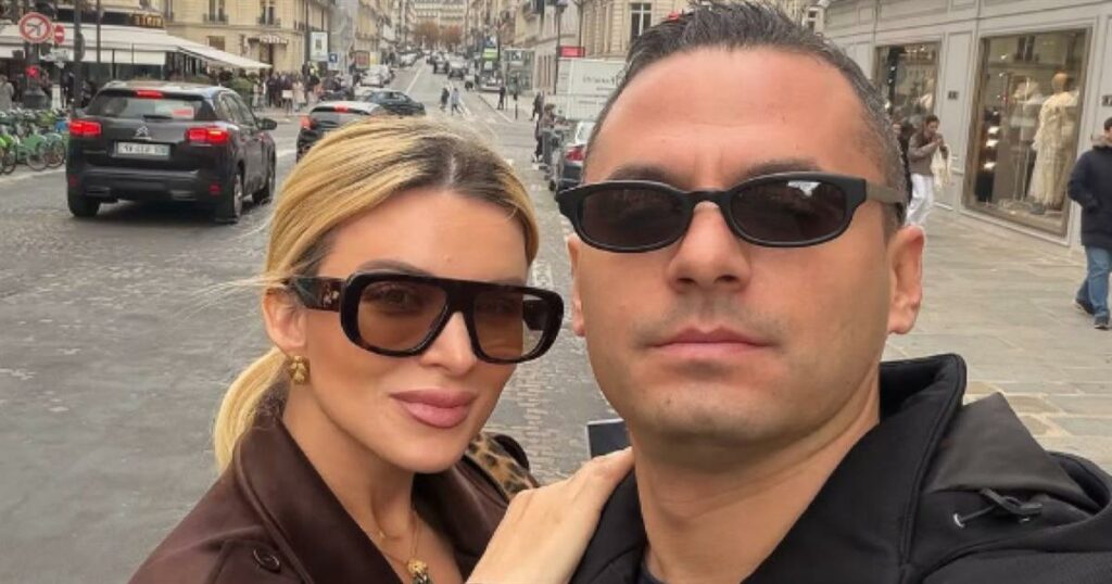 Η Κατερίνα Καινούργιου Μοιράζεται: Στιγμιότυπο του Παναγιώτη Κουτσουμπή από το Δωμάτιο του Μαιευτηρίου που Συγκινεί!