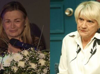 Συγκλονιστική στιγμή: Η αδερφή της Καίτης Κωνσταντίνου ξεσπά στην εκδήλωση μνήμης για τον ένα χρόνο από τον θάνατό της – Δείτε το βίντεο.