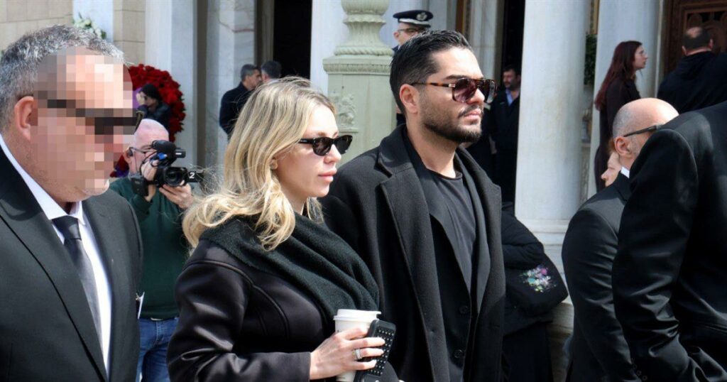 Γαρυφαλλιά Καληφώνη: Έντονη κριτική στα social media για την παρουσία της στην κηδεία της Μαρινέλλας με καφέ αντί για λουλούδι.