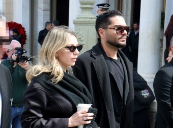 Γαρυφαλλιά Καληφώνη: Έντονη κριτική στα social media για την παρουσία της στην κηδεία της Μαρινέλλας με καφέ αντί για λουλούδι.